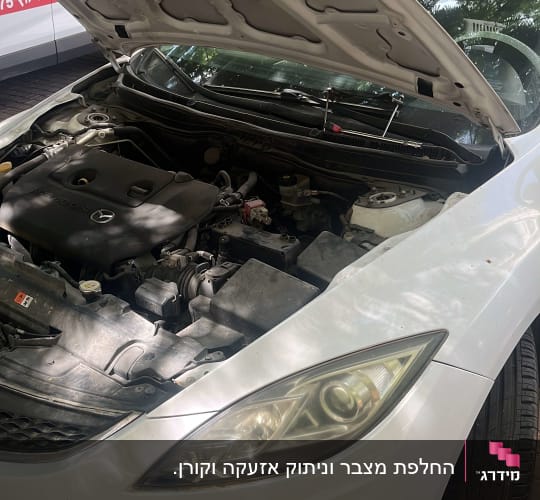 מנוע רכב פתוח עם מכסה מנוע מורם